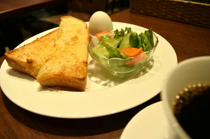 神戸での朝食はアーモンドトーストと、コーヒー