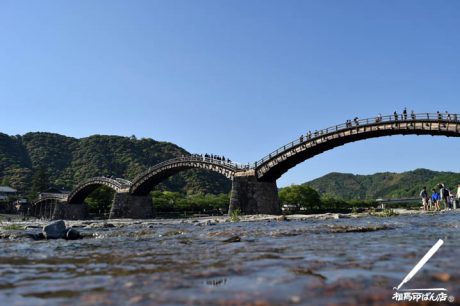 水辺から撮影した錦帯橋