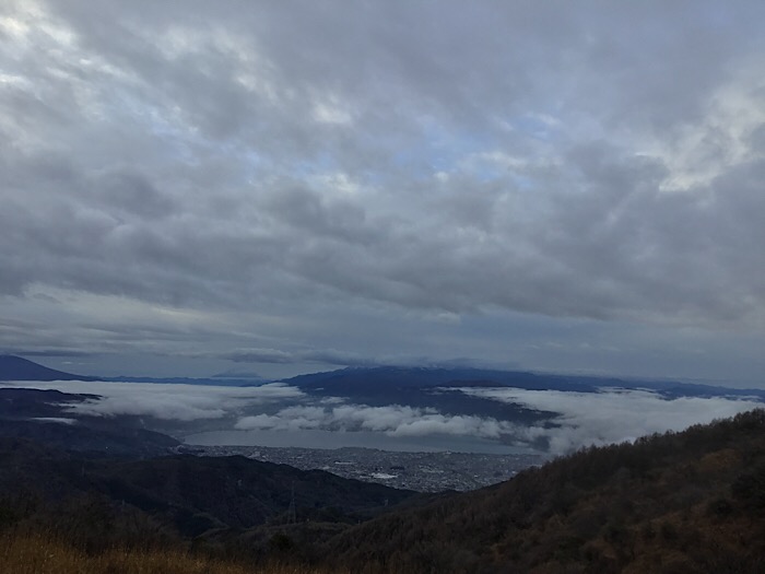 高ボッチ高原の展望台から諏訪湖を一望