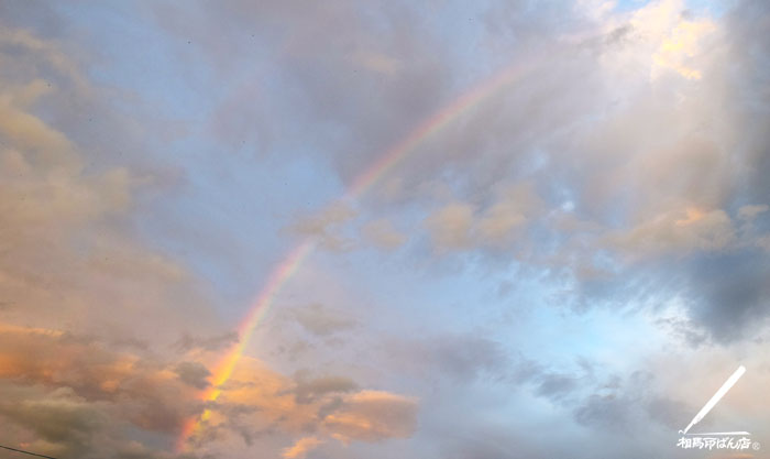 マジックアワーの前に東の空には虹が出てました。